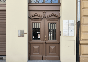 Vstup do budovy kanceláří personální agentury NO77